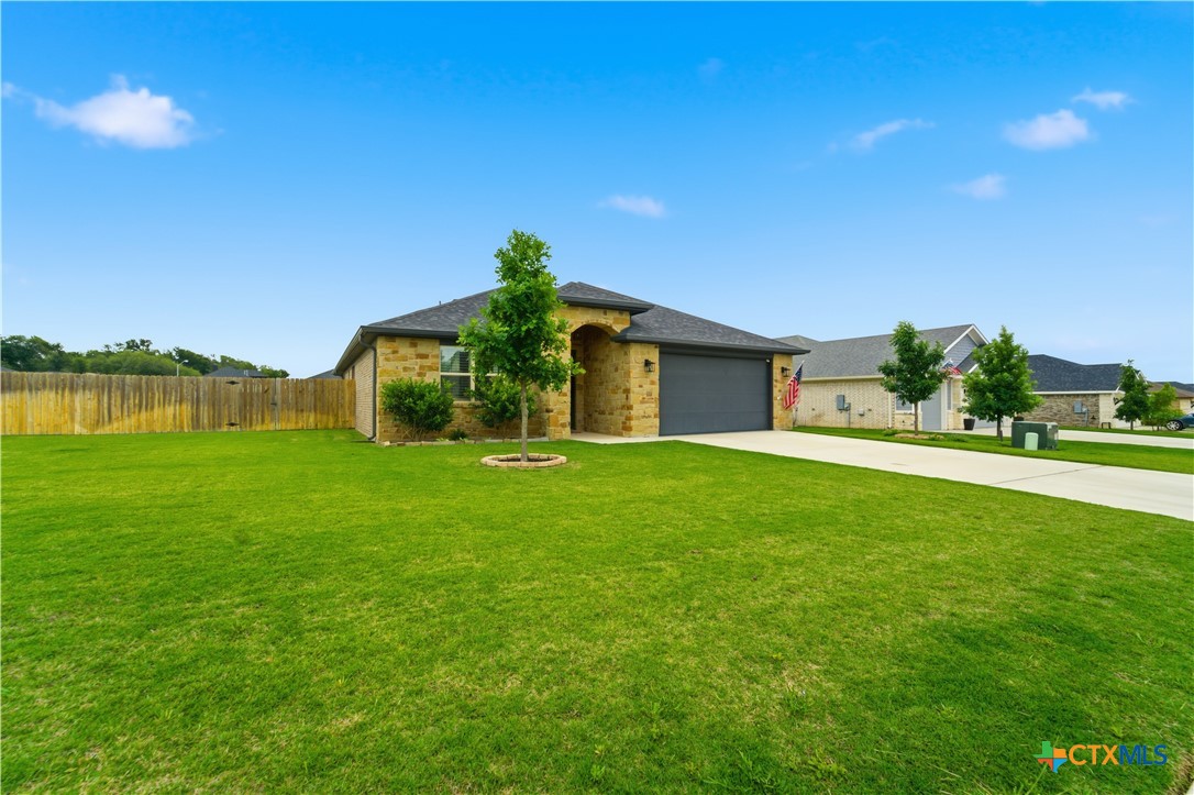 6003 Tivoli Road Temple, TX 76502 - Photo 3 of 30 a front view of a house with garden