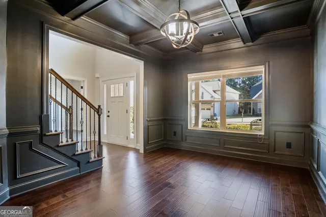 en view of an empty room with a window