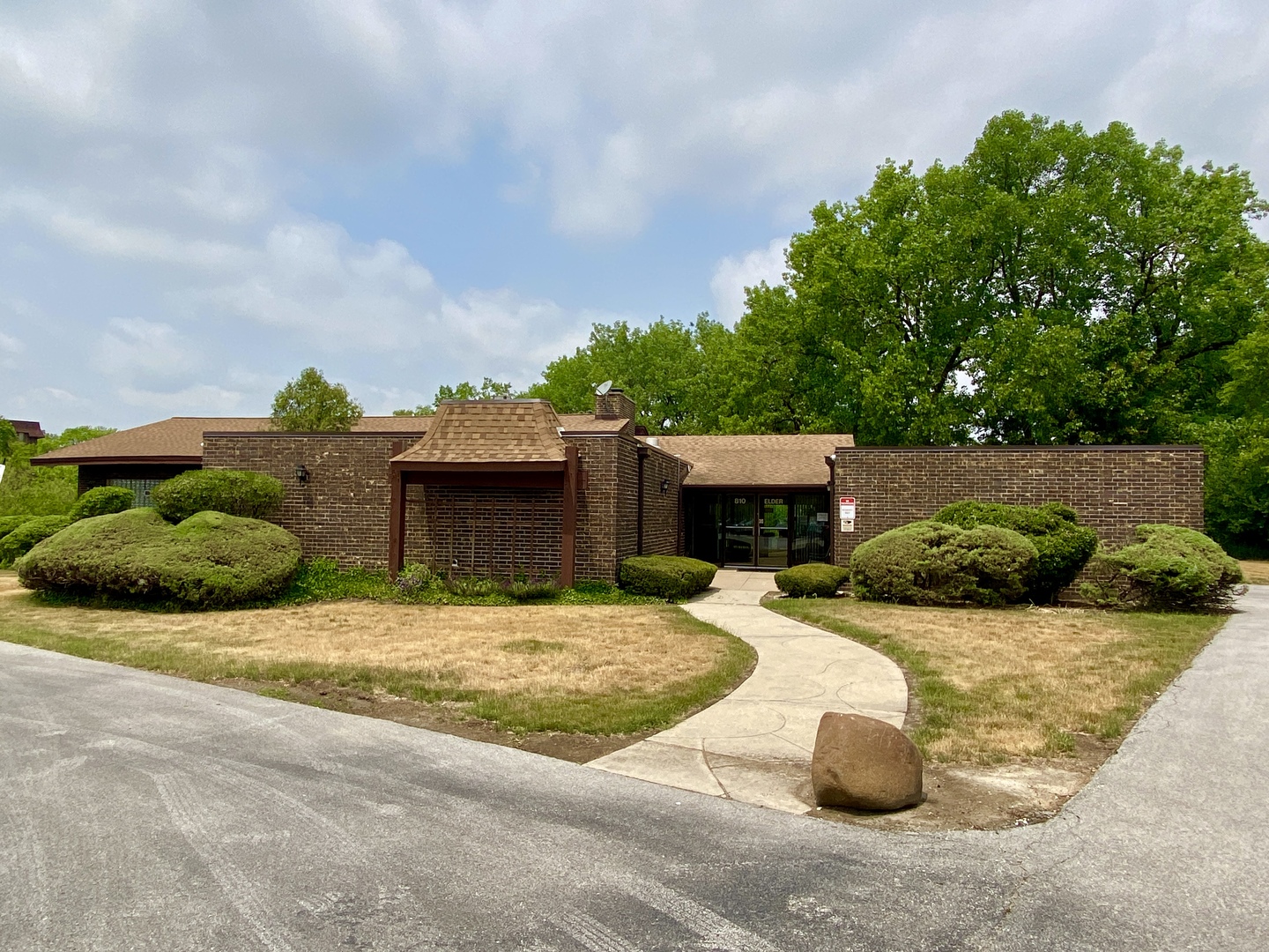 830 Elder Road, Unit B213 Homewood, IL 60430 - Photo 26 of 28 a view of a house with pool and a yard
