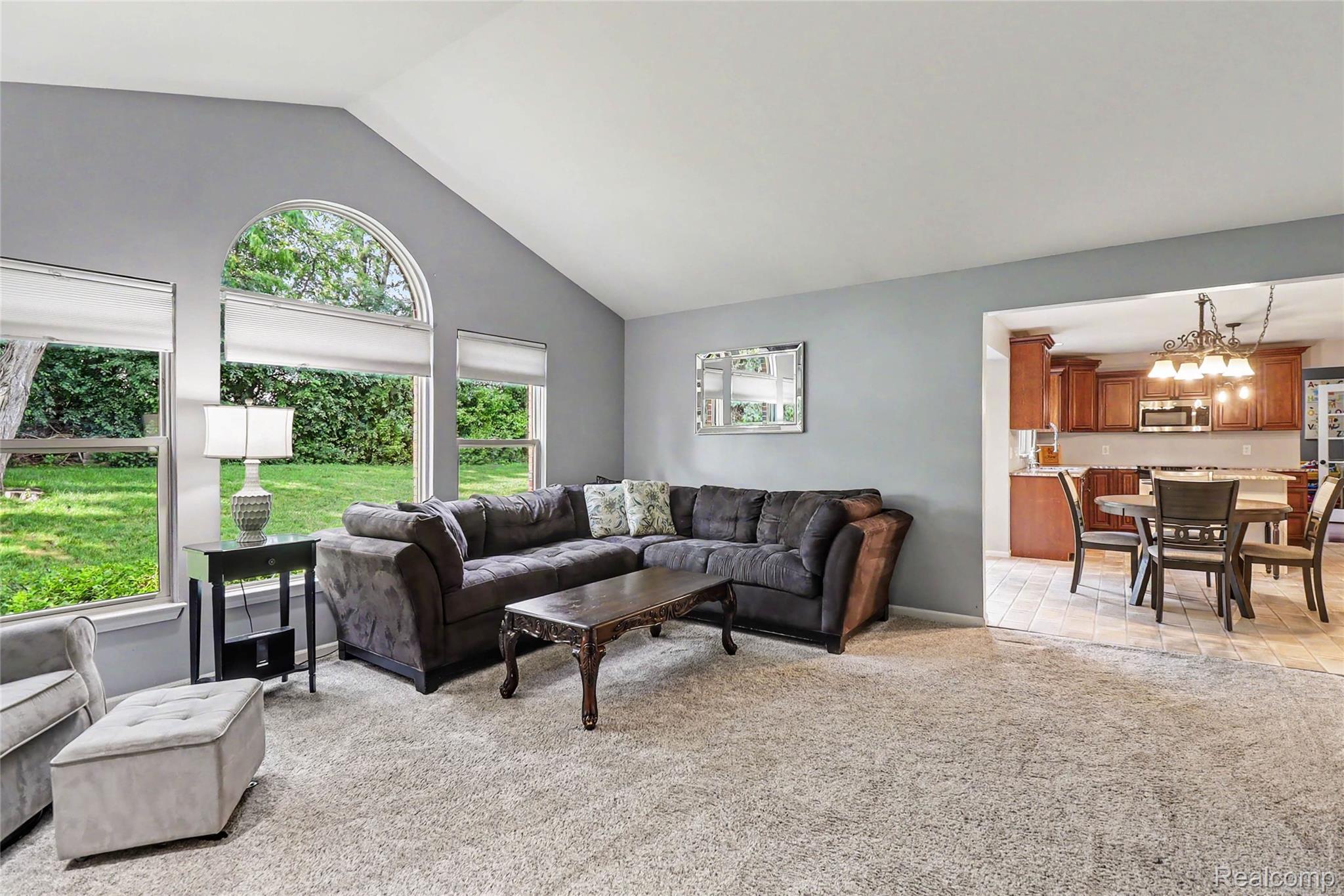 2548 Empire Court Rochester, MI 48309 - Photo 8 of 40 Living room