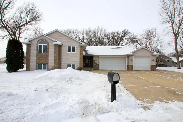 $479,900 | 720 Tyler Street Southwest, Hutchinson, MN 55350