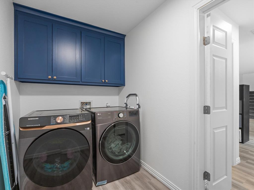 781 Alsdorf Road Ennis, TX 75119 - Photo 12 of 39 a utility room with dryer and washer