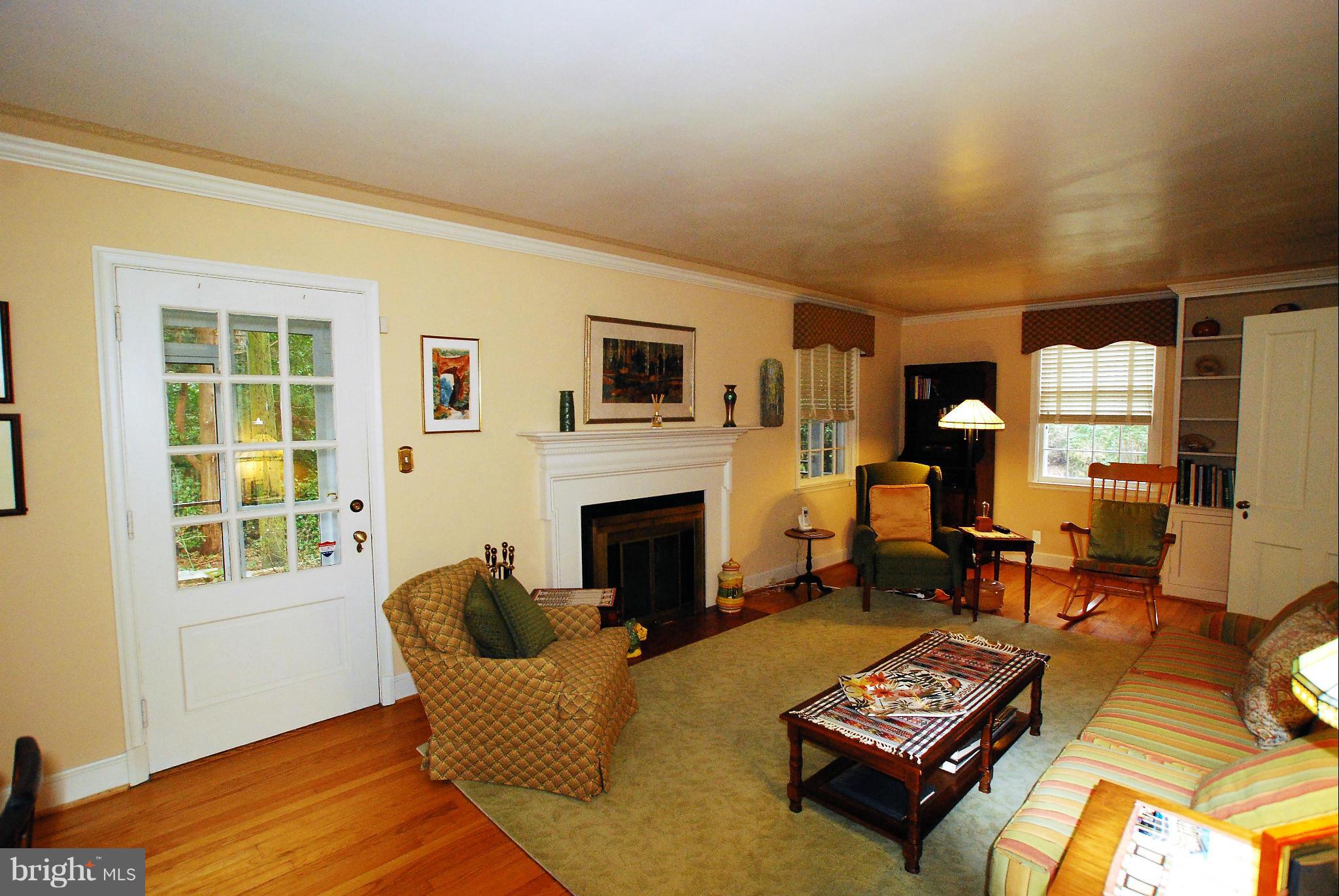 118 Bellemore Road Baltimore, MD 21210 - Photo 3 of 29 Living Room