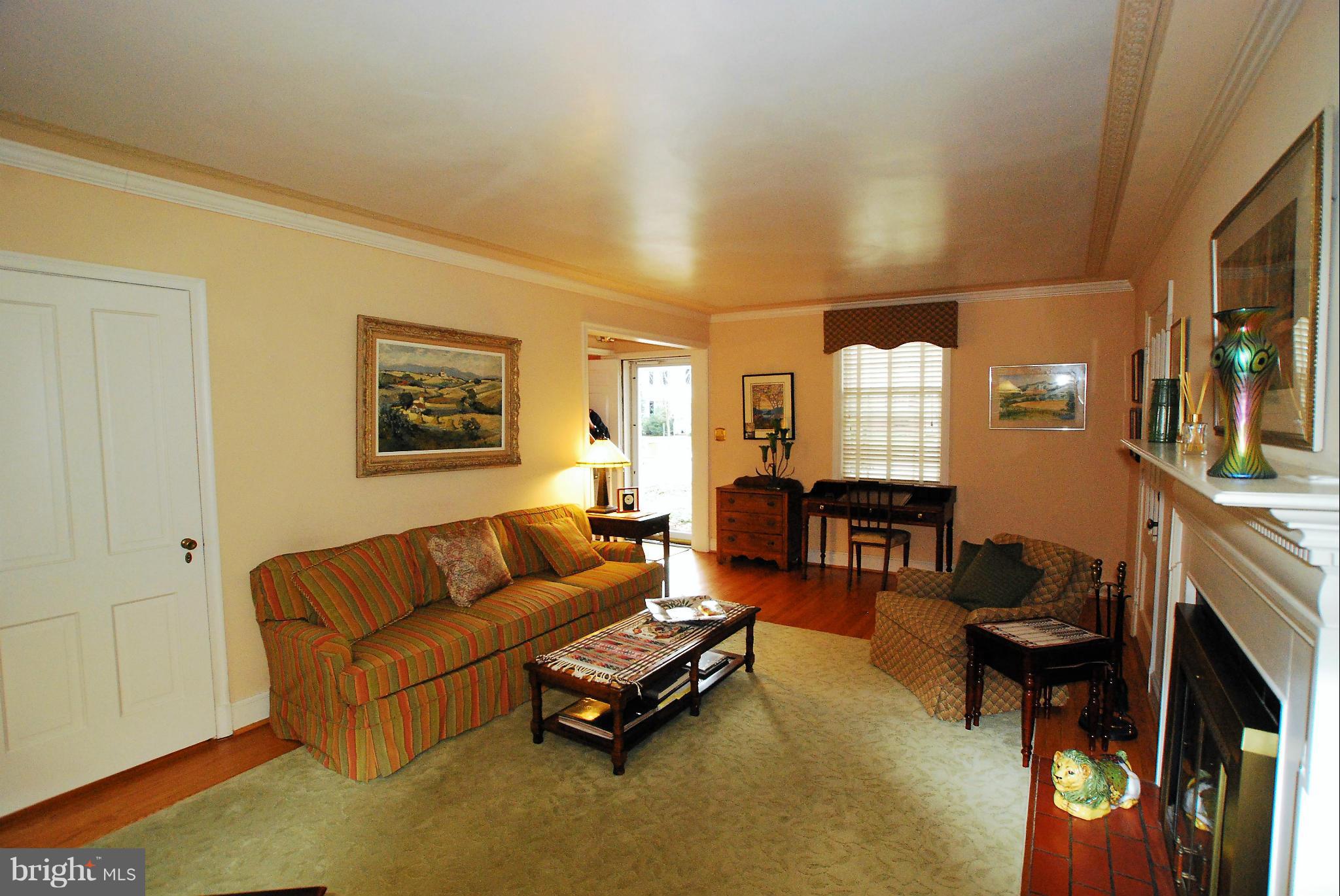 118 Bellemore Road Baltimore, MD 21210 - Photo 4 of 29 Living Room