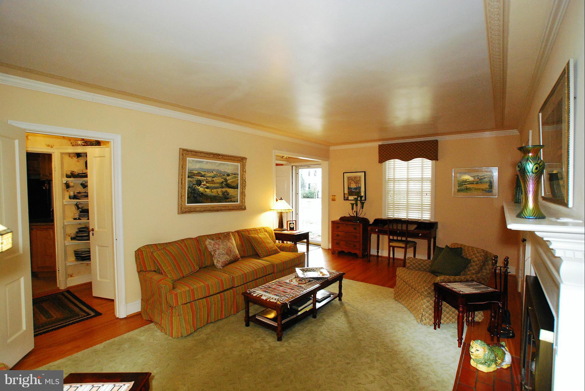 118 Bellemore Road Baltimore, MD 21210 - Photo 6 of 29 Living Room