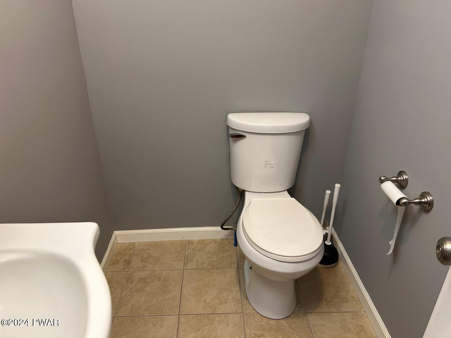 104 Steiner Road Tafton, PA 18464 - Photo 23 of 37 26-bathroom (Large)