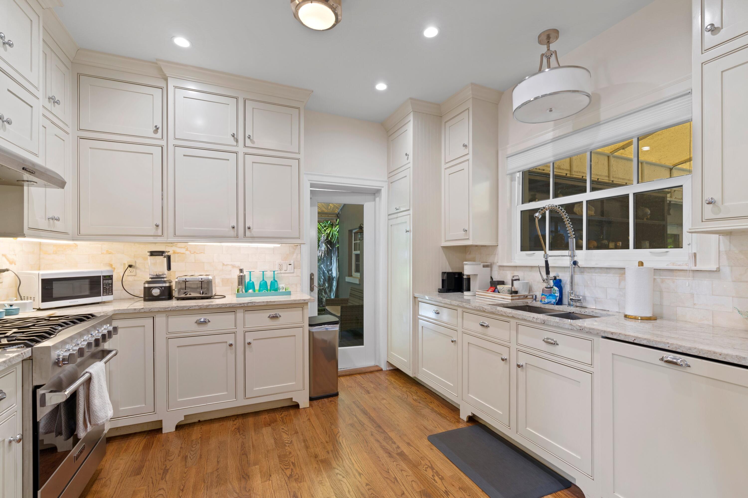 733 Sunset Road West Palm Beach, FL 33401 - Photo 12 of 32 Kitchen