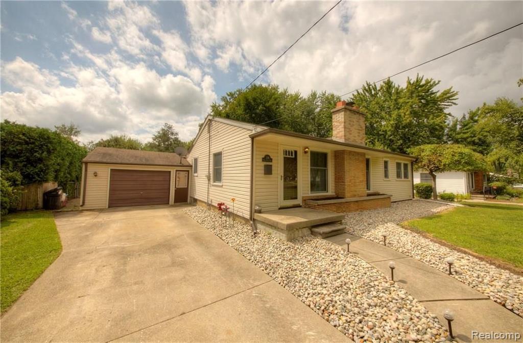 376 West River Road Flushing, MI 48433 - Photo 3 of 32