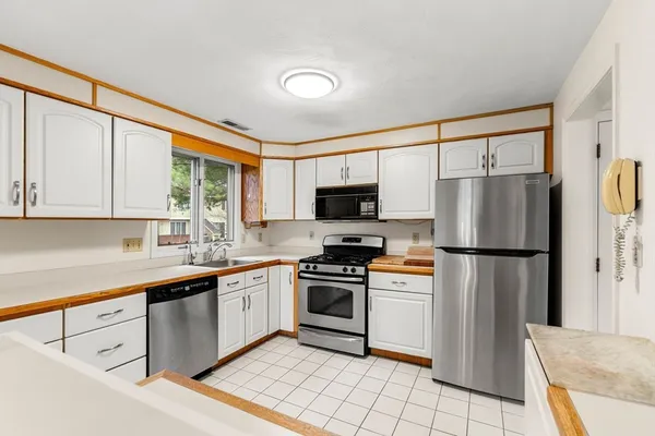 $460,000 | 101 Brickett Hill Circle, Unit 101, Haverhill, MA 01830