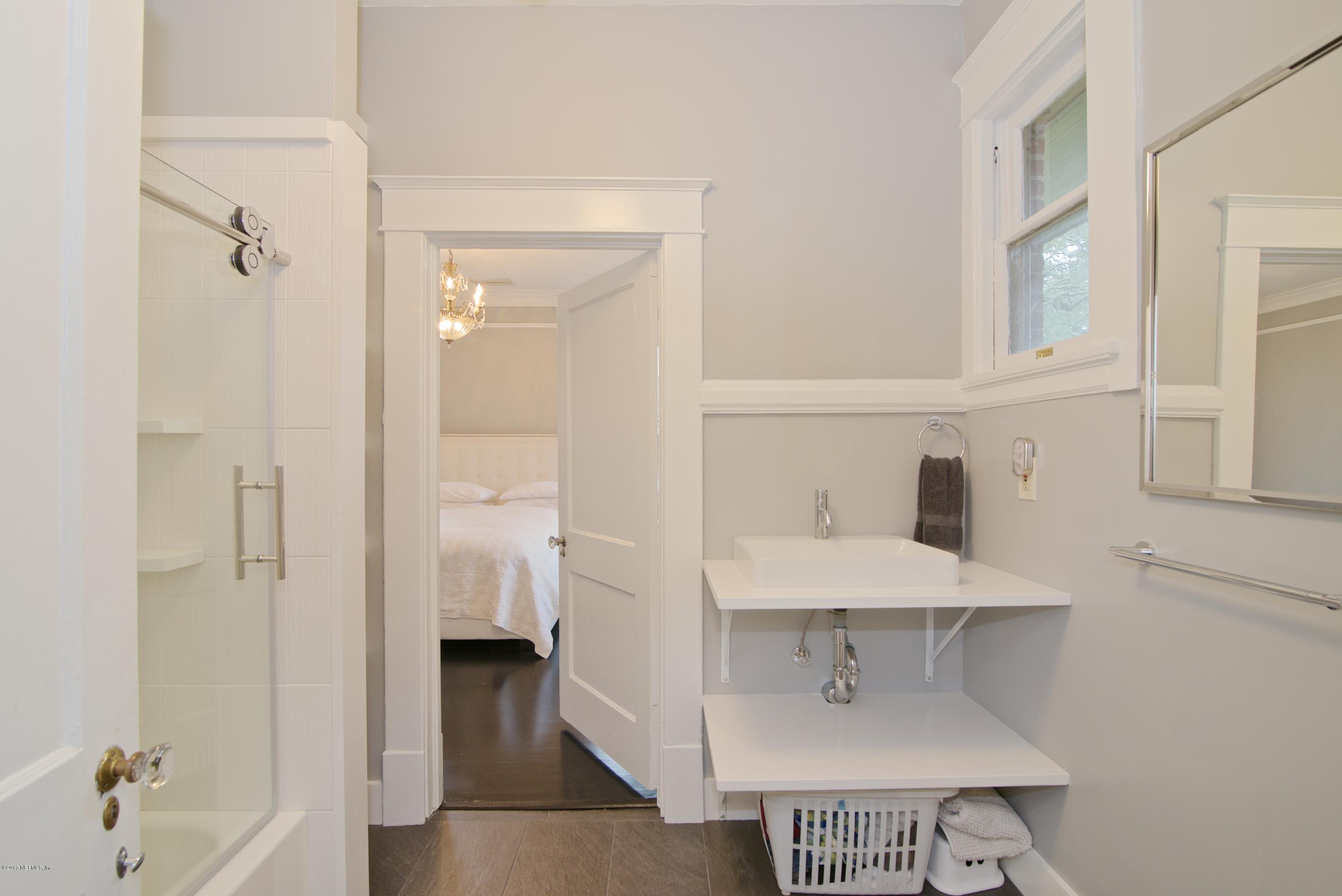 2810 Riverside Avenue Jacksonville, FL 32205 - Photo 20 of 33 Jack and Jill Bath