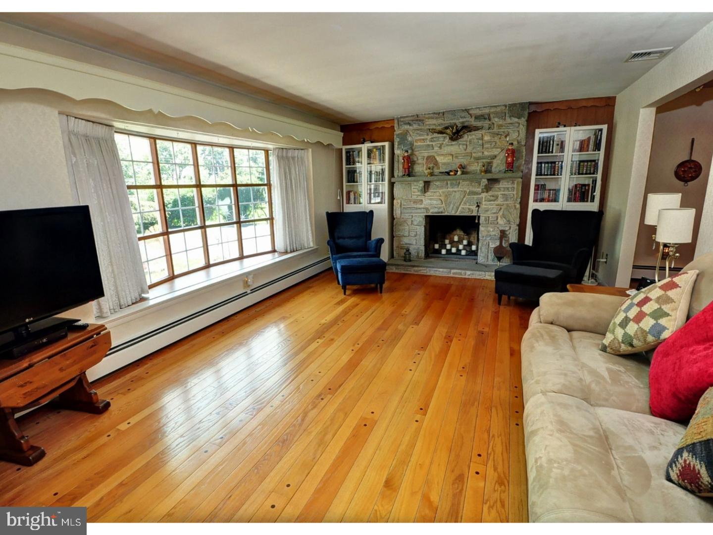 323 Ruth Road Harleysville, PA 19438 - Photo 5 of 25 Living Room