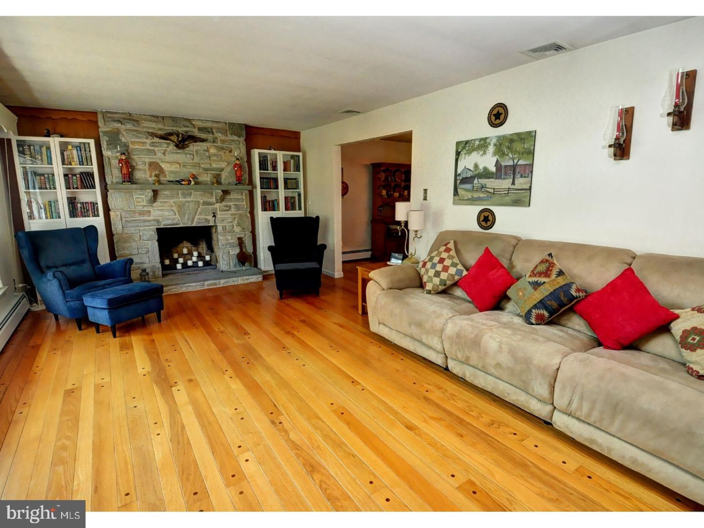 323 Ruth Road Harleysville, PA 19438 - Photo 7 of 25 Living Room