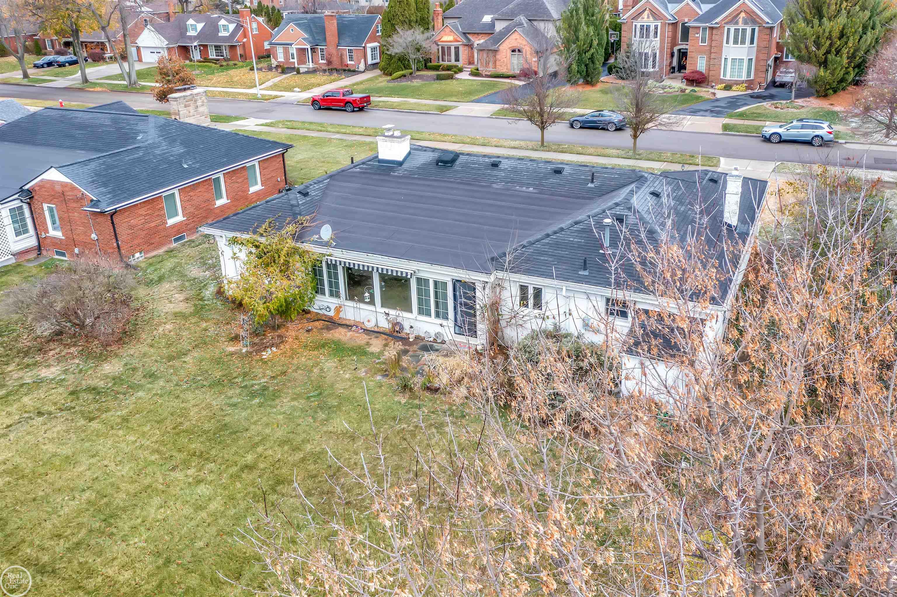 61 Hampton Road Grosse Pointe, MI 48236 - Photo 6 of 16 50096674-5.JPG