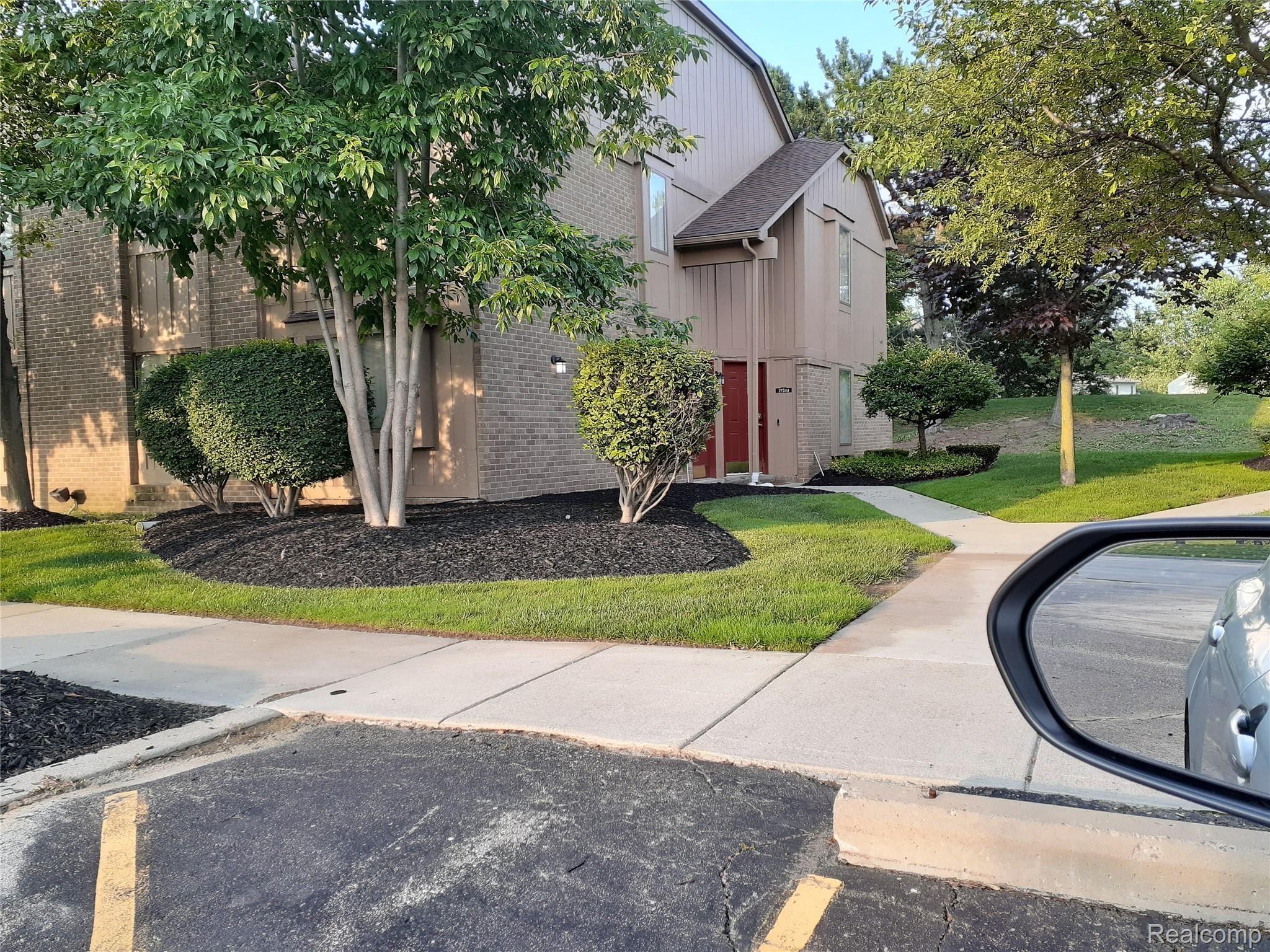 27420 Evergreen Road, Unit 34 Southfield, MI 48076 - Photo 2 of 20 evergreen exterior 2.jpg