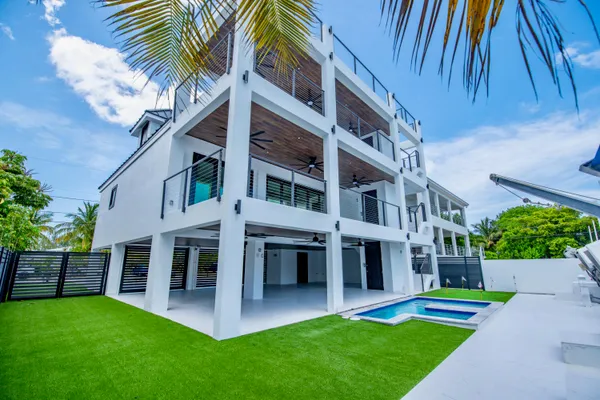 $4,200,000 | 3 Evergreen Avenue, Key Haven, FL 33040