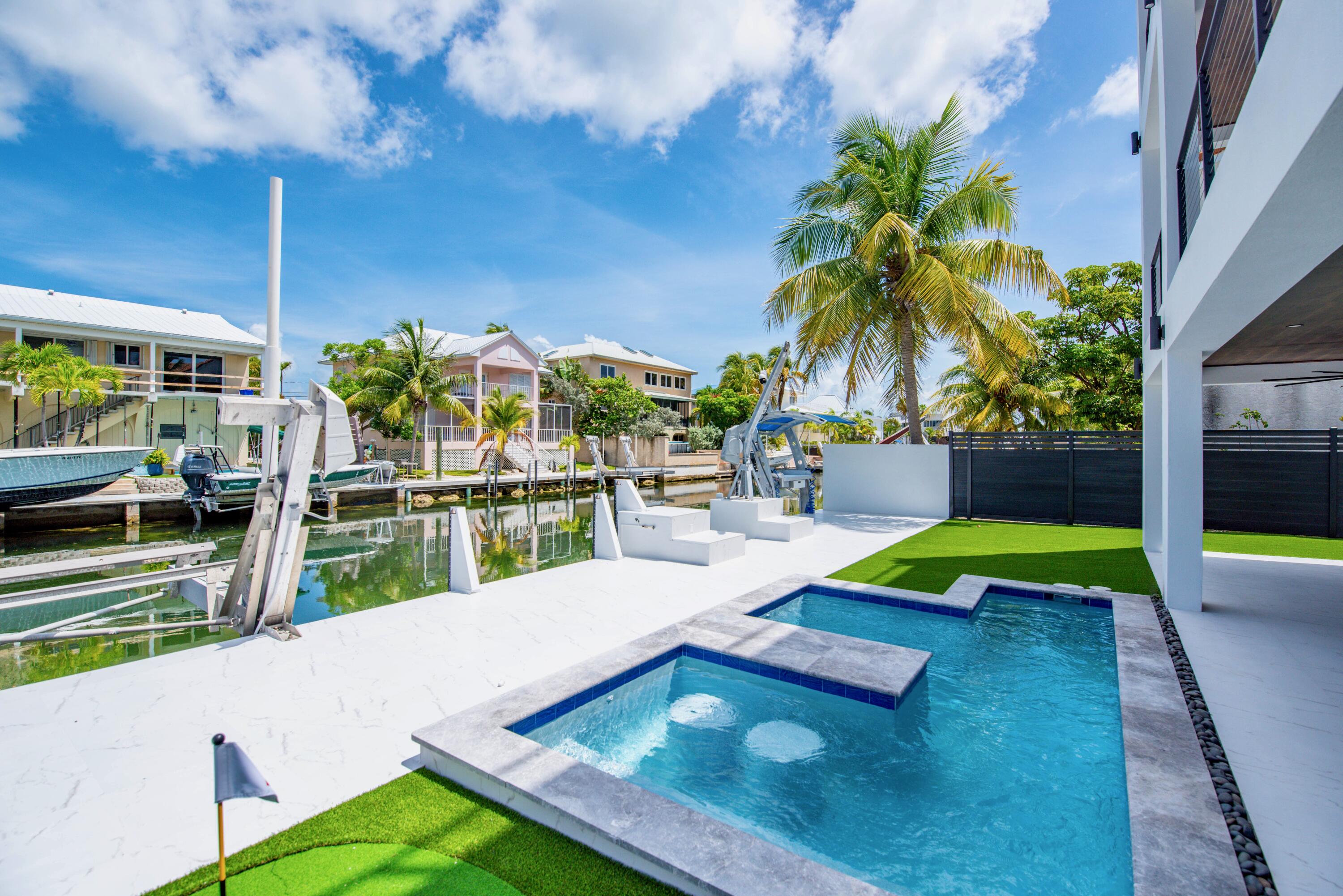 3 Evergreen Avenue Key Haven, FL 33040 - Photo 21 of 75 Swim up bar