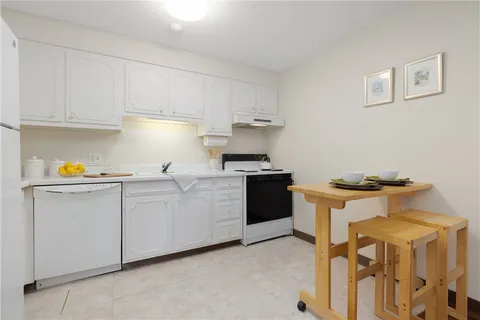 $575,000 | 401 Bellevue Avenue, Unit 308, Newport, RI 02840