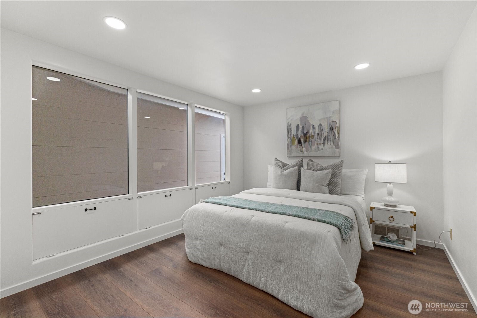 2819 West McGraw Street Seattle, WA 98199 - Photo 25 of 40 a spacious bedroom with a bed and a shower