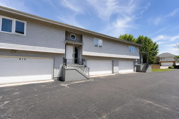 $325,000 | 812 Maple Lane, Wheeling, IL 60090
