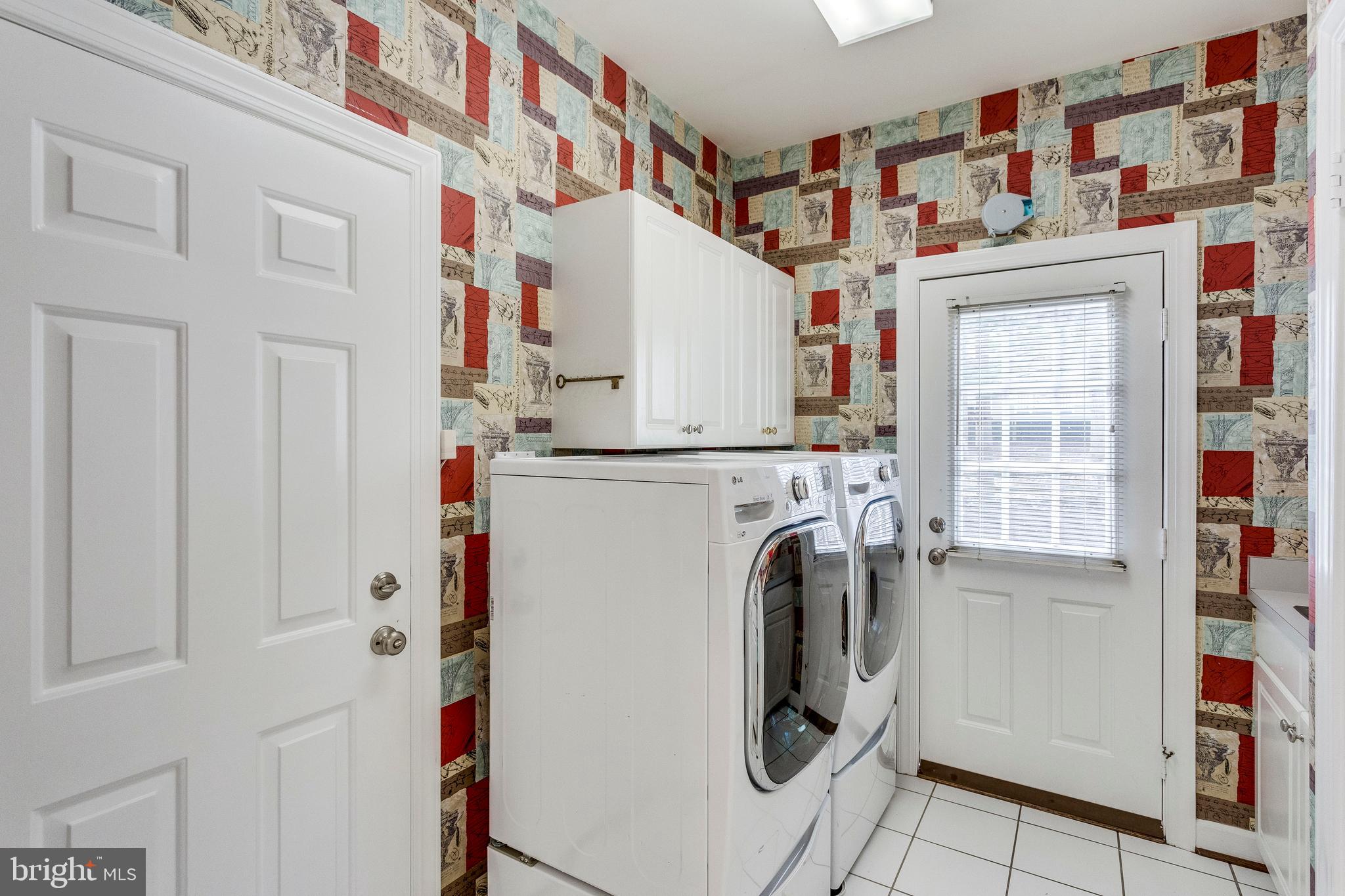 1308 Sawbridge Way Reston, VA 20194 - Photo 28 of 61 Laundry Room with mud sink and storage