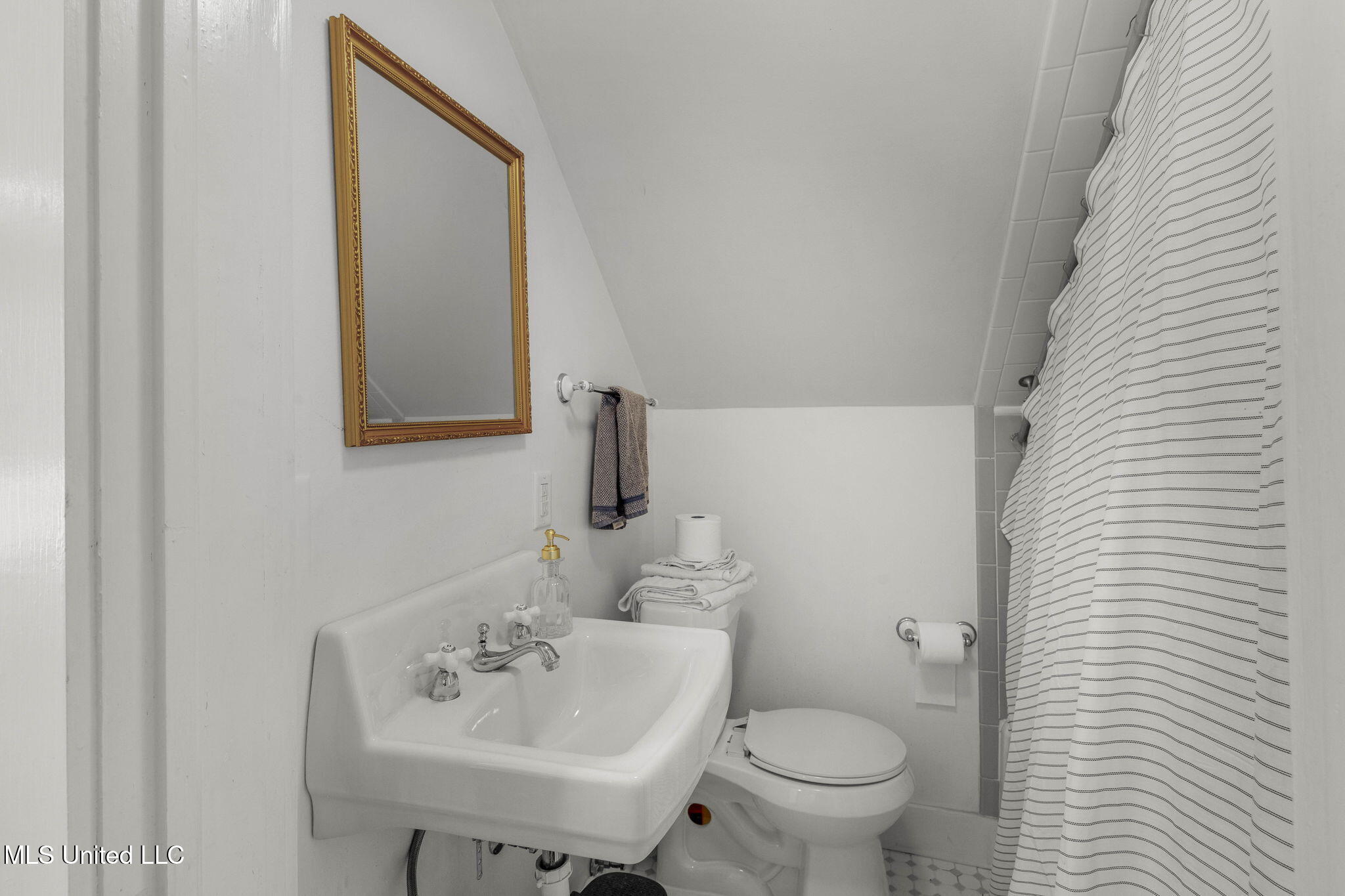 818 Cannon Avenue Bentonia, MS 39040 - Photo 78 of 110 3rd Bathroom