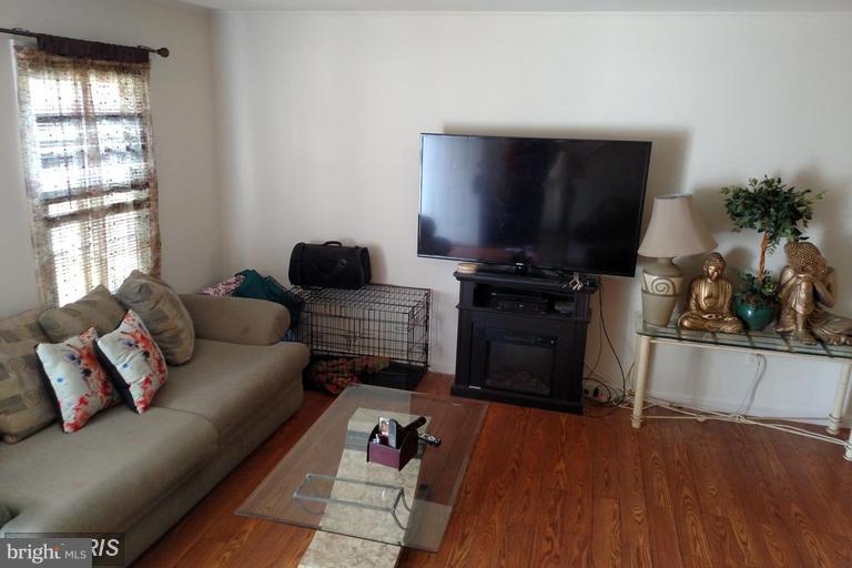 9812 Buckner Road Manassas, VA 20110 - Photo 2 of 10 Living Room