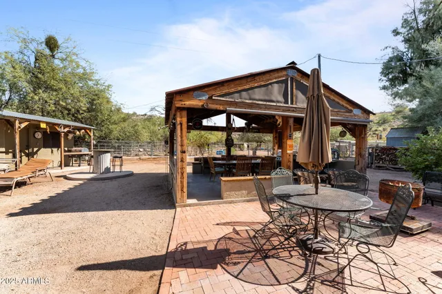 $892,500 | 46817 Highway 60, Morristown, AZ 85342