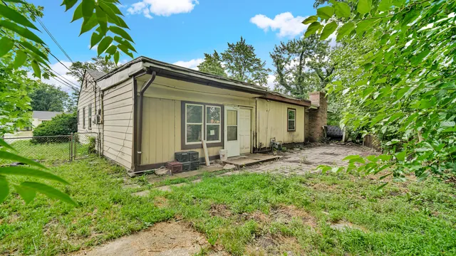 a view of a house with backyard