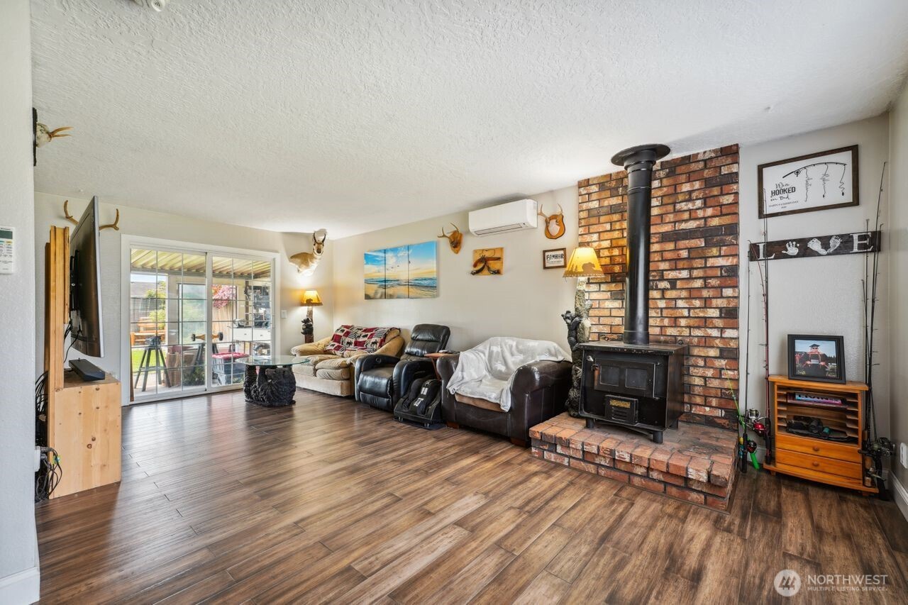 3381 Nebraska Street Longview, WA 98632 - Photo 12 of 25 a living room with furniture and a wooden floor