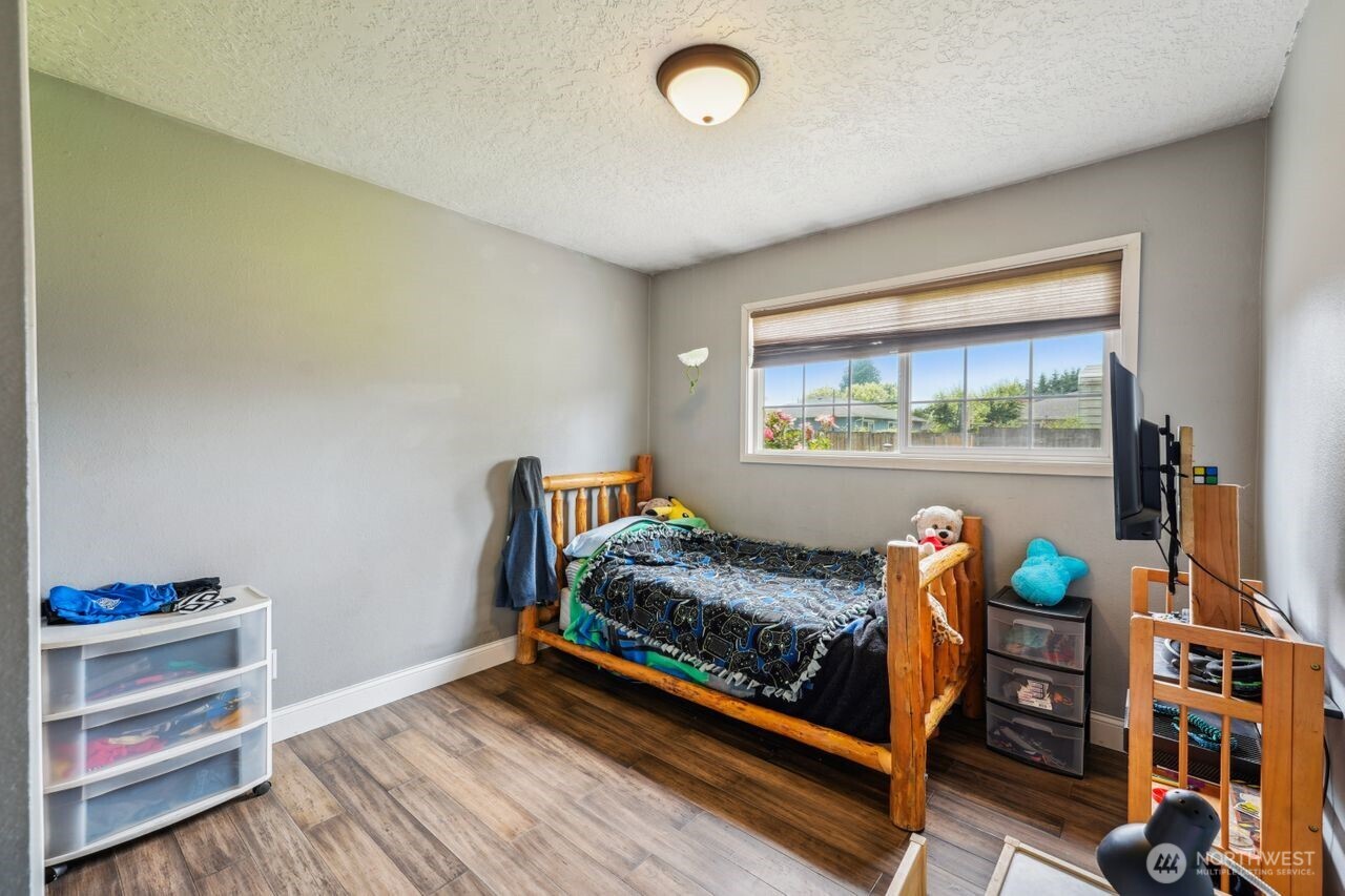 3381 Nebraska Street Longview, WA 98632 - Photo 17 of 25 a bedroom with furniture and a window