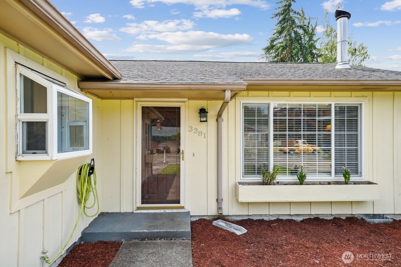 3381 Nebraska Street Longview, WA 98632 - Photo 2 of 25 a front view of a house