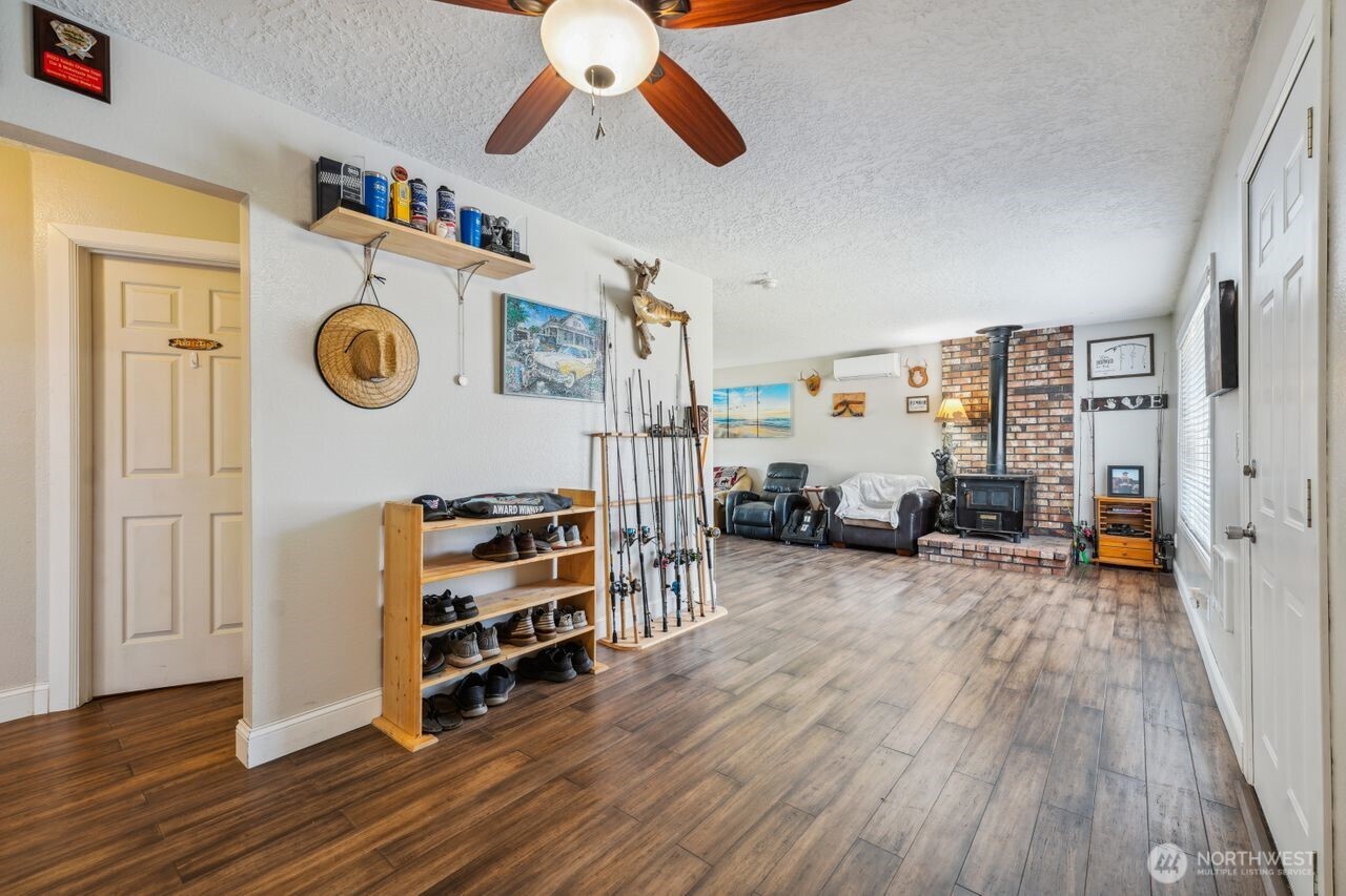 3381 Nebraska Street Longview, WA 98632 - Photo 4 of 25 a view of a livingroom with furniture and wooden floor