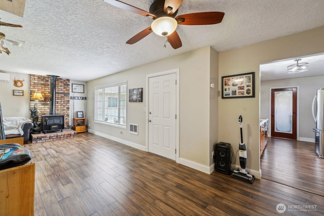 3381 Nebraska Street Longview, WA 98632 - Photo 5 of 25 a view of a livingroom with hardwood floor and a ceiling fan