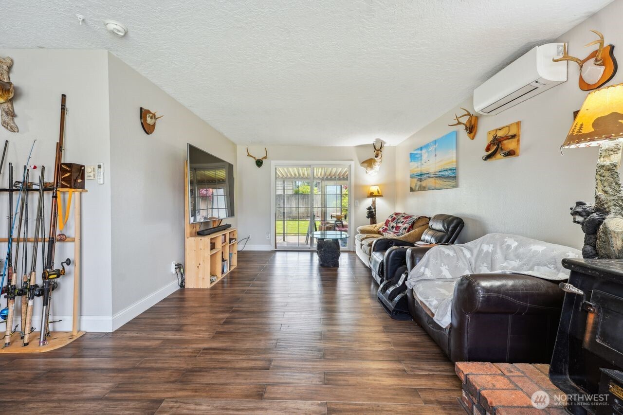 3381 Nebraska Street Longview, WA 98632 - Photo 7 of 25 a living room with furniture and wooden floor