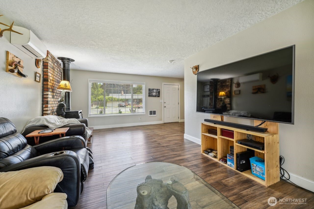 3381 Nebraska Street Longview, WA 98632 - Photo 8 of 25 a living room with furniture and a flat screen tv