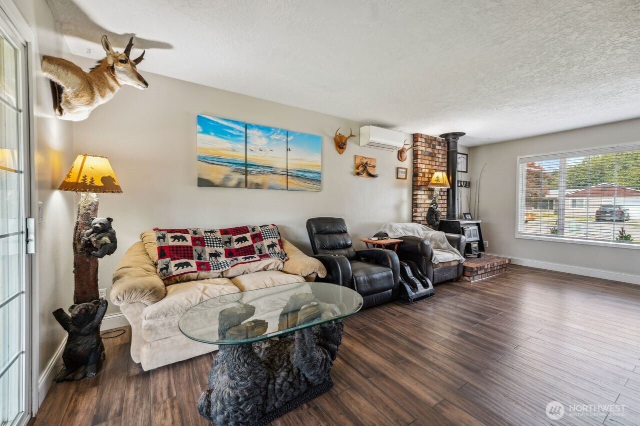 3381 Nebraska Street Longview, WA 98632 - Photo 9 of 25 a living room with furniture and wooden floor