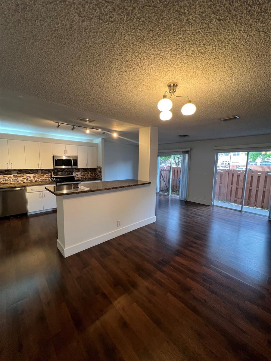 561 Racquet Club Road, Unit 21 Weston, FL 33326 - Photo 6 of 27