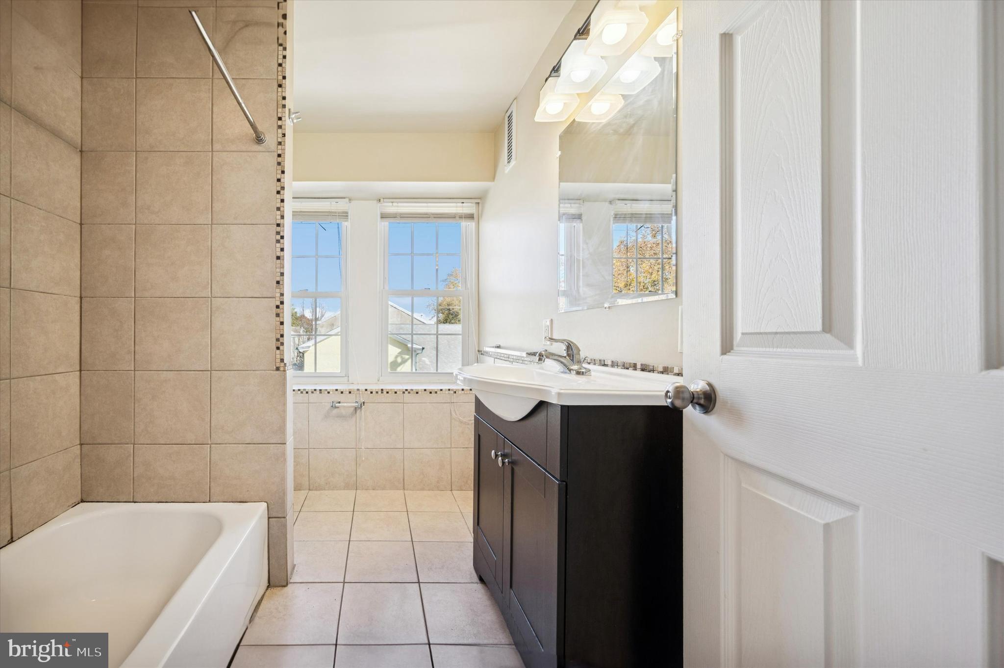 389 Conarroe Street Philadelphia, PA 19128 - Photo 11 of 15