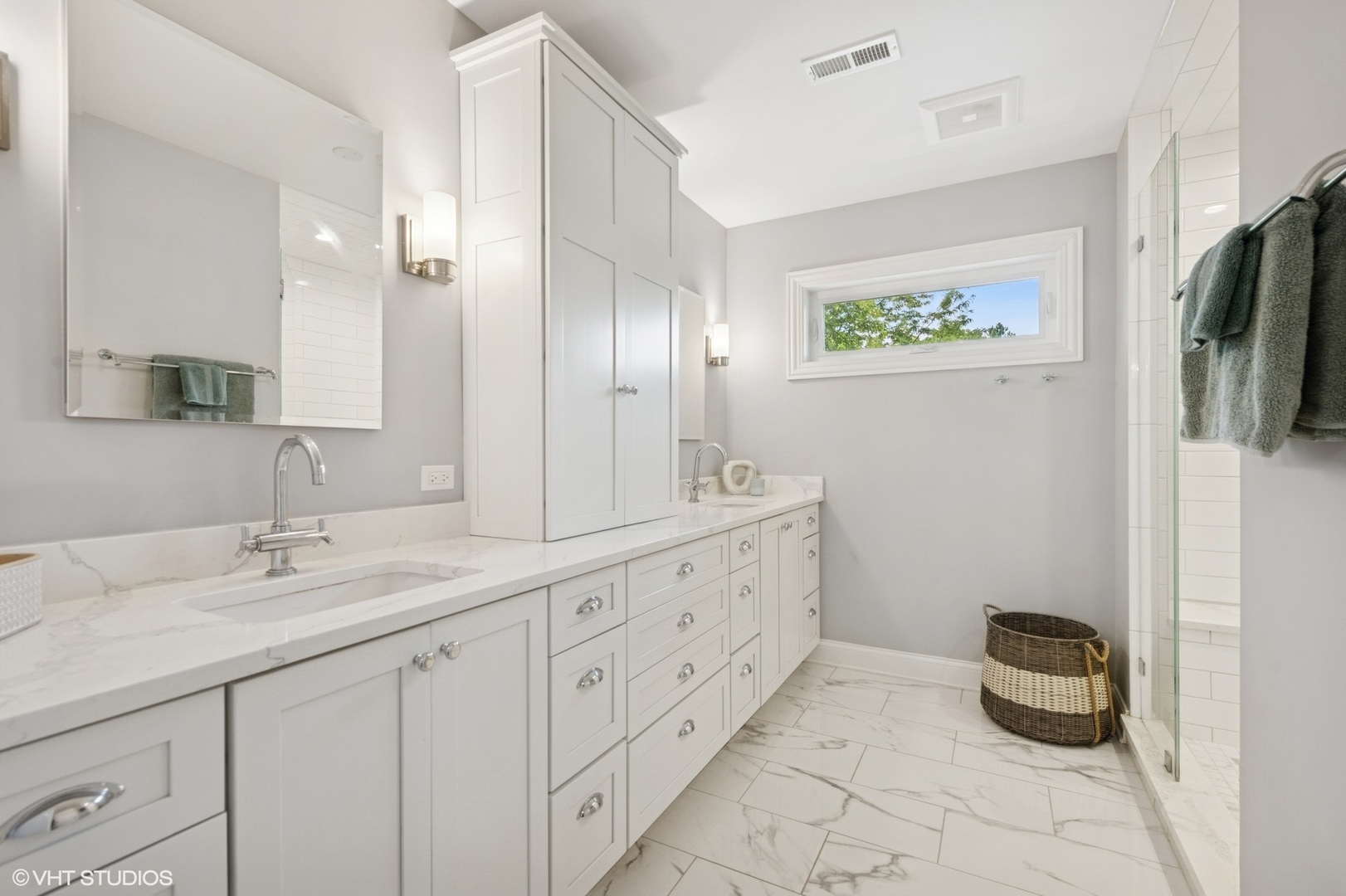 551 Dundee Road Glencoe, IL 60022 - Photo 20 of 38 a bathroom with a sink a toilet and a mirror