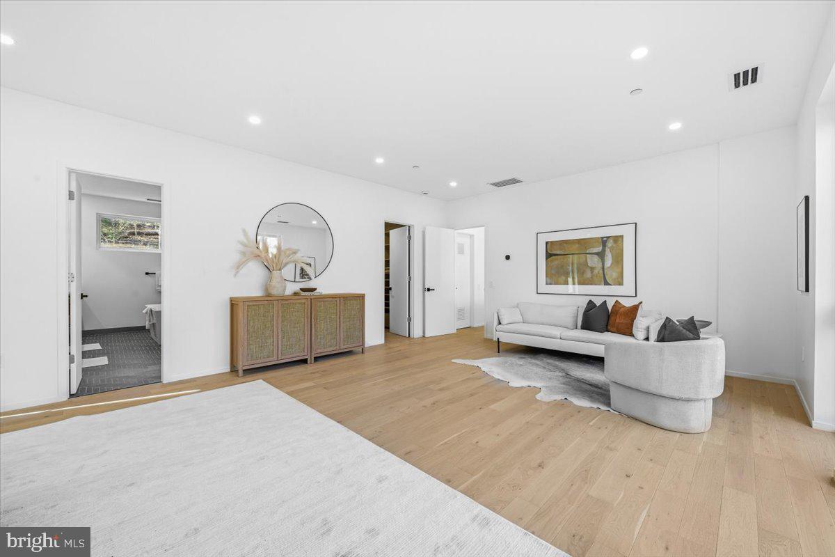 7502 Nevis Road Bethesda, MD 20817 - Photo 36 of 79 SITTING AREA INSIDE THE PRIMARY BEDROOM