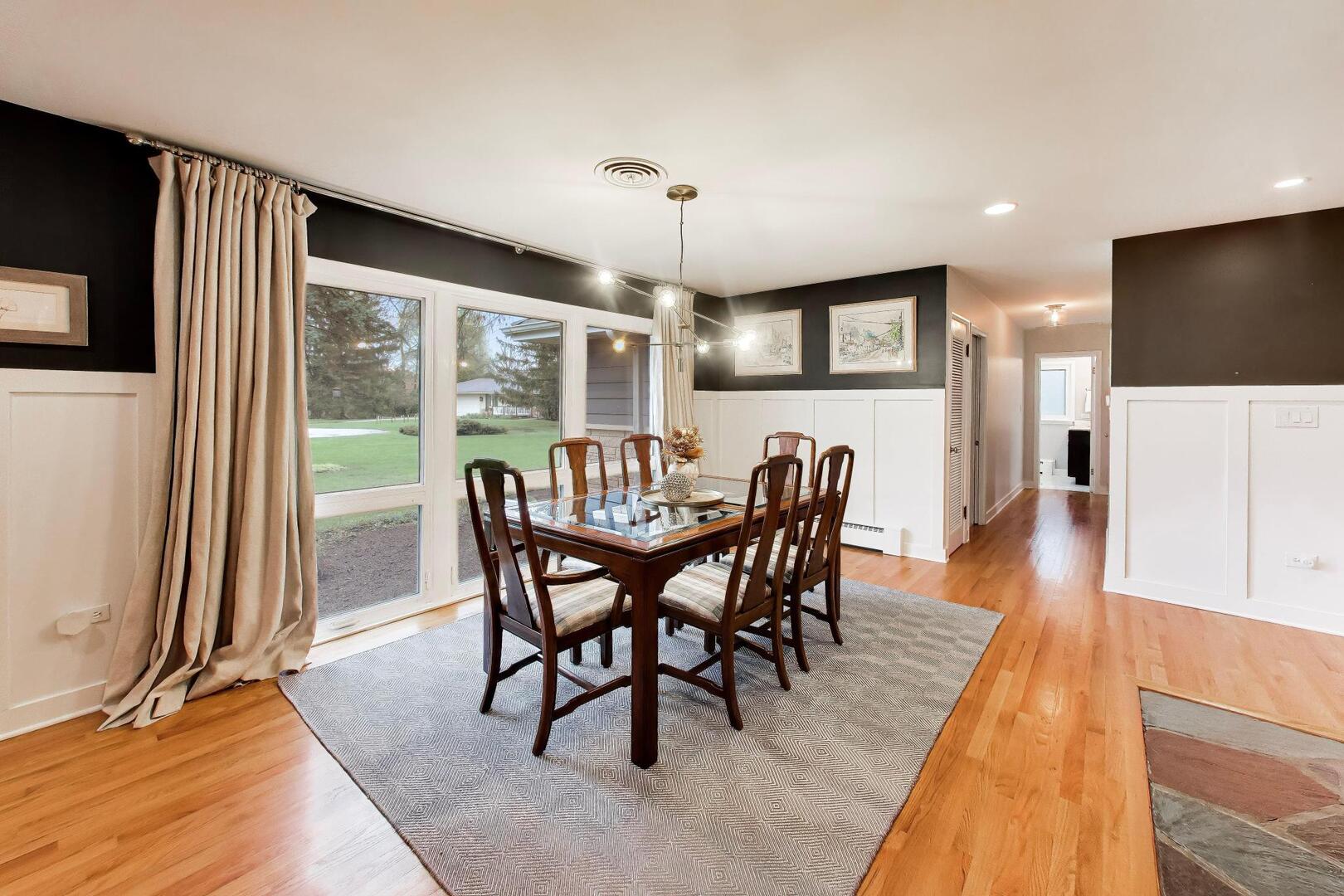 202 Grove Place Prospect Heights, IL 60070 - Photo 4 of 34 a dining room with furniture and window
