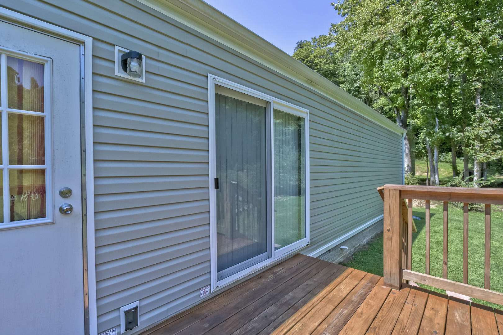 895-897 Bazel Road Harriman, TN 37748 - Photo 16 of 36 16_BazelRoad_895_Deck01