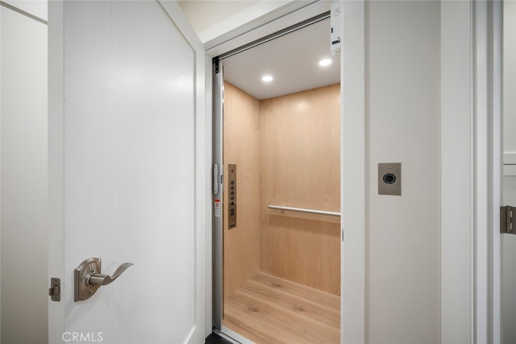 548 Blanca Street Morro Bay, CA 93442 - Photo 31 of 50 a bathroom with a shower and closet