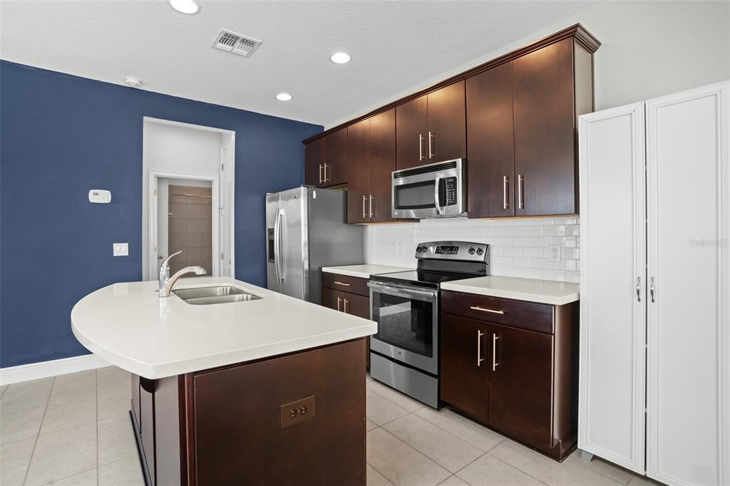 13590 Lessing Avenue Orlando, FL 32827 - Photo 8 of 45