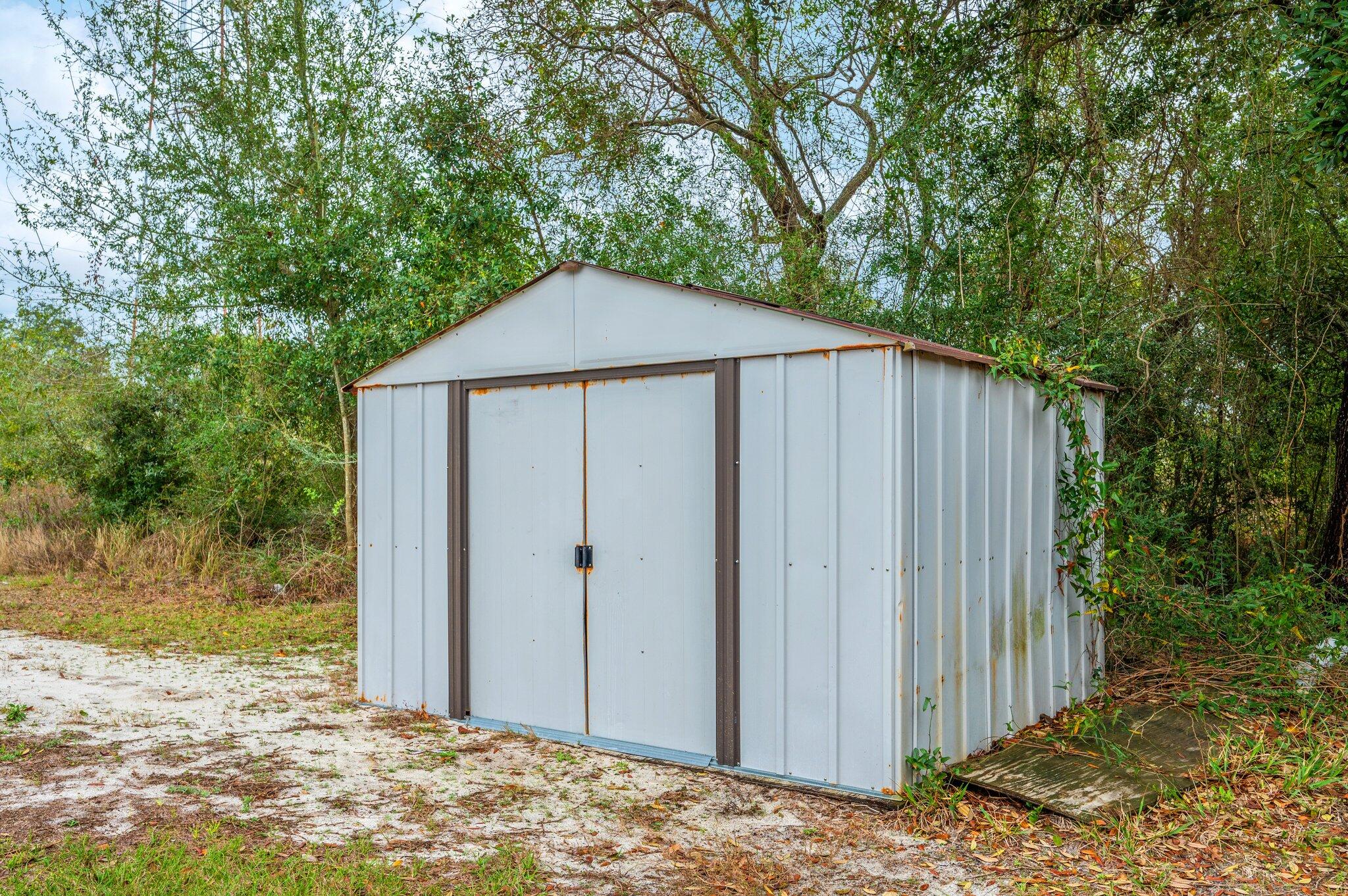 5369 Pecos Pass Gulf Breeze, FL 32563 - Photo 23 of 26 a backyard of a house