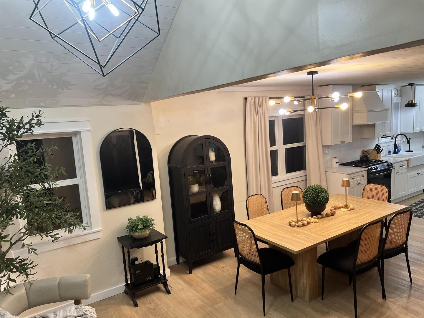 601 North 6th Street Vienna, IL 62995 - Photo 3 of 19 a dining room with furniture and window