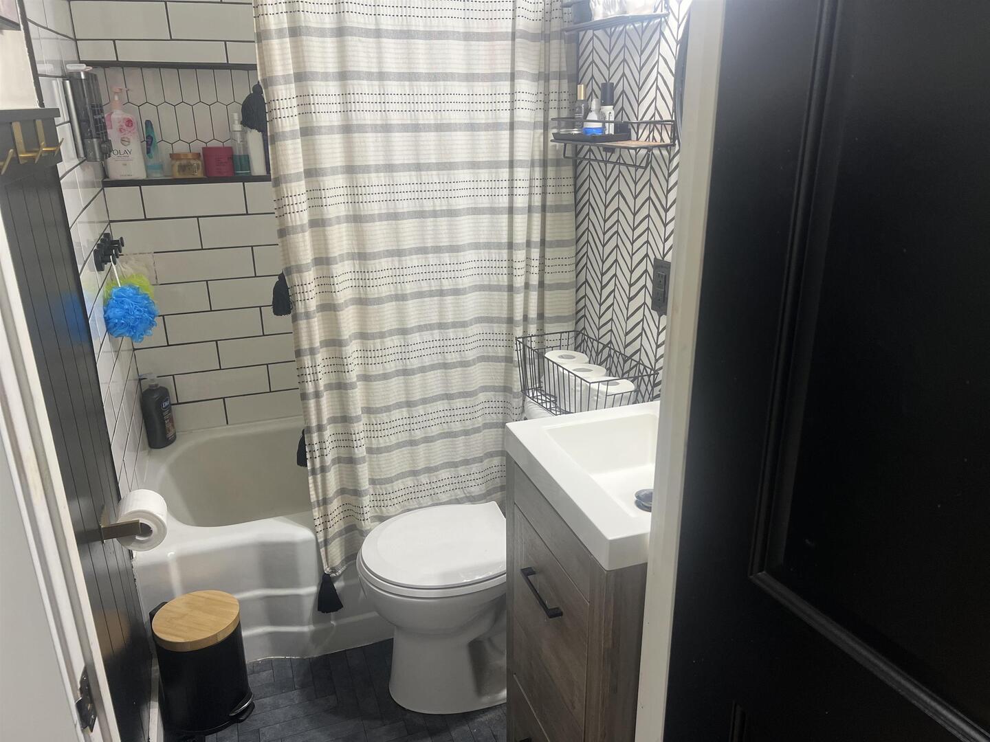 601 North 6th Street Vienna, IL 62995 - Photo 10 of 19 a bathroom with a toilet and shower