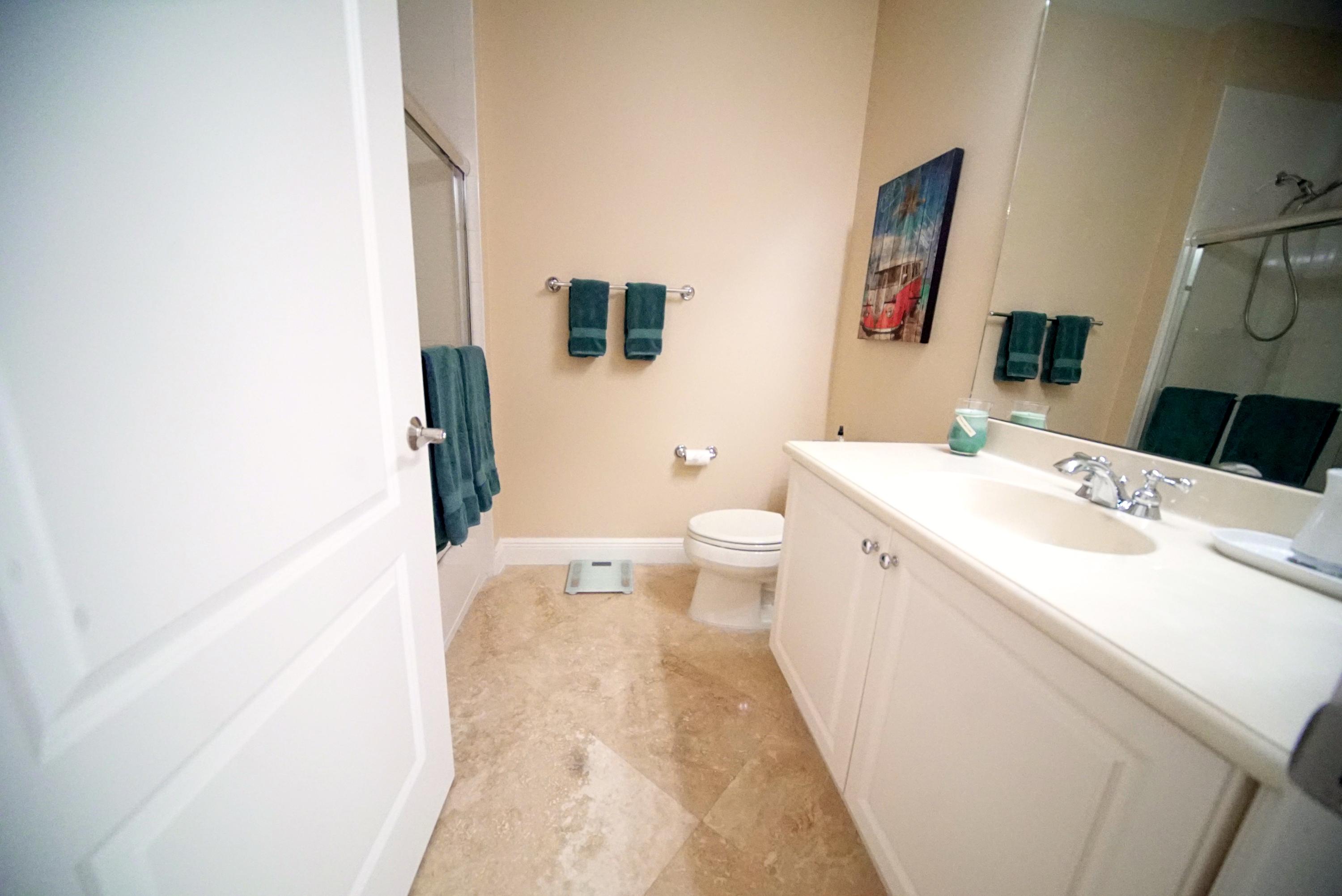 620 Northeast Francesca Lane Boca Raton, FL 33487 - Photo 8 of 33 08FirstFloorFullBath