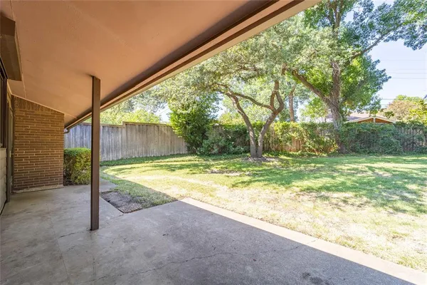 a view of backyard of the house