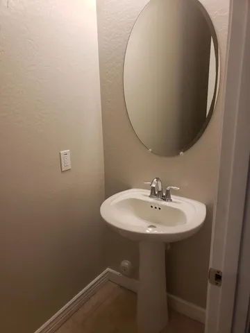 $2,600 | 8552 West Midway Avenue, Glendale, AZ 85305